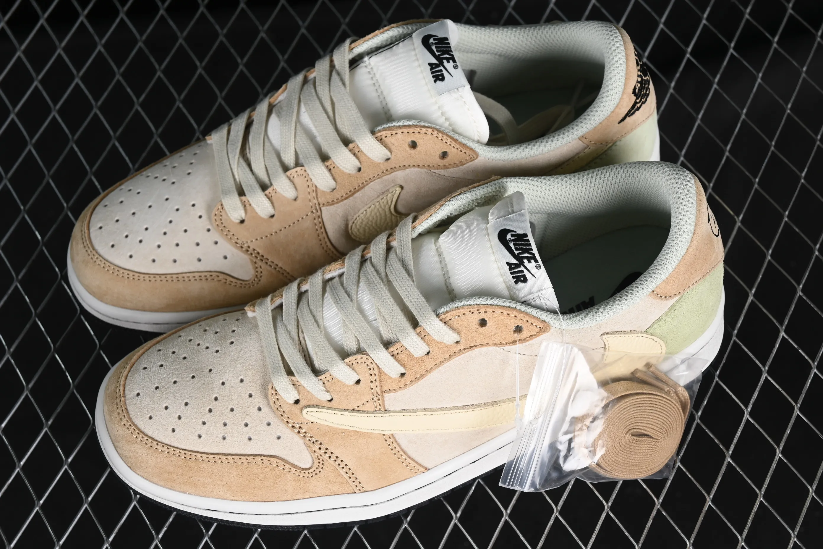 All Categories Air Jordan Jordan Series Basketball Shoes Air Jordan 1 Low Travis Scott x Air Jordan 1 Low OG AJ1 Joe 1 Reversed Overhook Joint Style Casual Sports Basketball Shoes DM7866-688